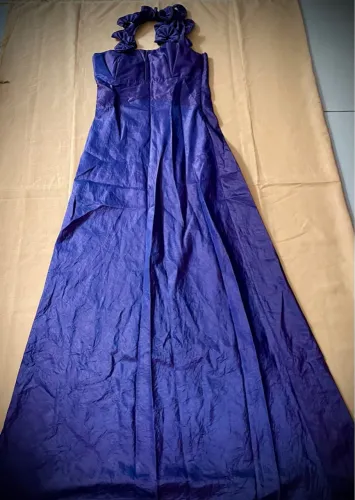 Vestido Longo Azul Elegante com Detalhes