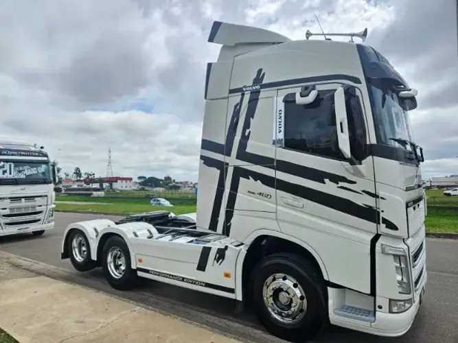 Volvo FH 460 6x2 Globetrotter Ano 21 único dono Baixo KM Plano ouro - Carenagem  lateral 