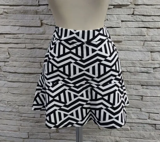 Saia branca e preta abstrata Zara tm M