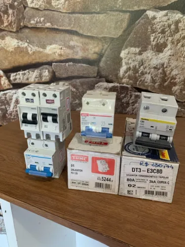 Disjuntores de 80 Amperes bifásico e trifásico novos