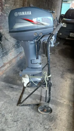 Barco com motor e carretinha 