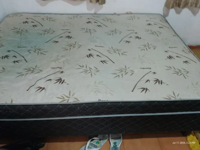 Vendo um box casal e um guarda roupa usado