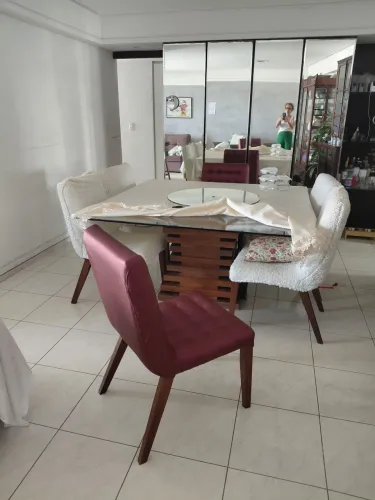 Mesa de jantar Tampo de Vidro e Base em Madeira Maciça Trabalhada<br>