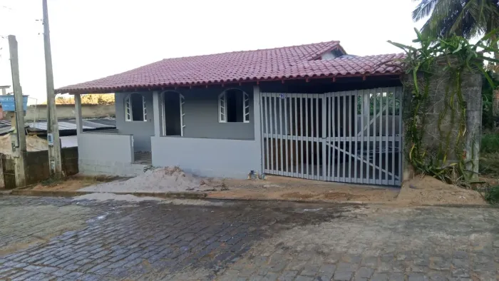 Casa com garagem e quintal 