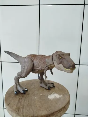 Tiranossauro marrom Jurassic world com detalhe