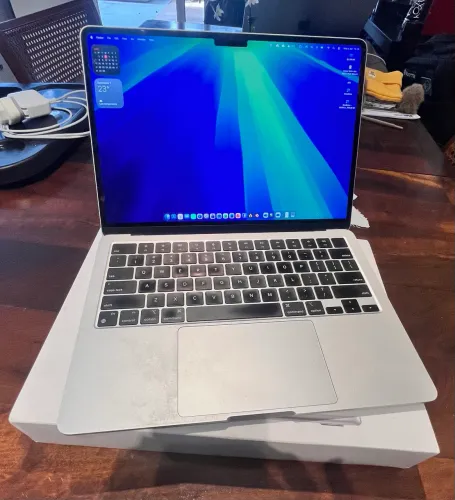 Macbook Air M2 Prata 13.6  Apple M2, 256ssd + 8gb De Ram