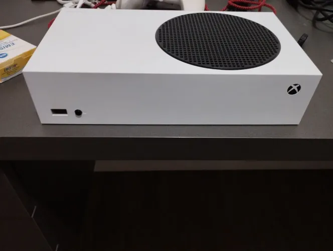 Xbox séries S com 3 controles com bateria e base pra carregar os controles 