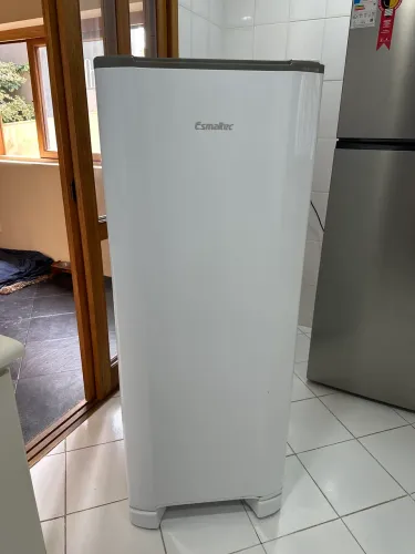 Geladeira Esmaltec Branca 245 l ótimo estado mó