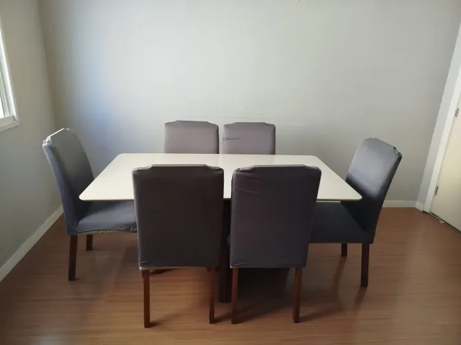 Mesa com 6 cadeiras 