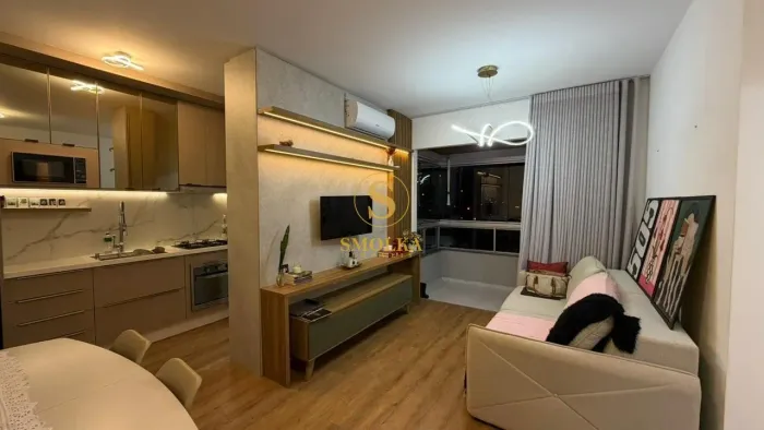 Apartamento à venda mobiliado com 2 dormitórios, 1 banheiro e uma vaga de garagem no bairr