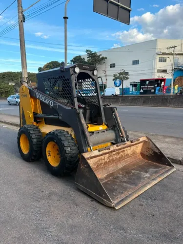 Mini Carregadeira bobcat Volvo MC80 - Ano 2011