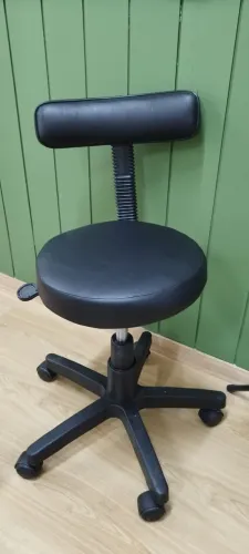 Cadeira Mocho Podologo Giratório Estética Massagista e Tatuador direto da fábrica