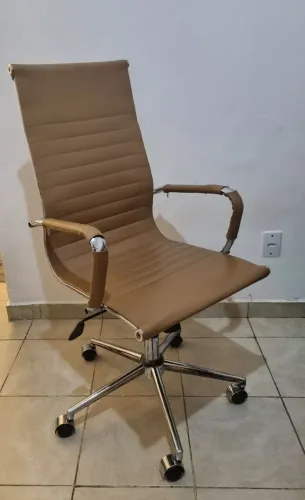 Cadeira para escritório tipo diretor com acento em courino (couro sintético)bege