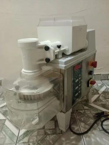 Maquina de fazer salgados/doces/mini churros, marca: Minifesta, semi nova, pouco uso. 