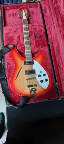 Guitarra Rickembaker Fireglo, 12 cordas, sem uso, timbre único, chinesa. Rs 4.000,00.