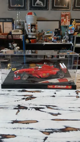 Miniatura colecionável Ferrari F399 pilotada por Michael Schumacher em 1999