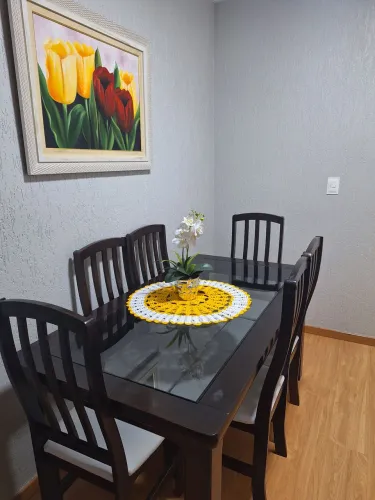 Mesa de madeira com topo de vidro + 6 cadeiras