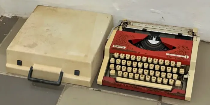 Antiga Máquina De Escrever Olympia Traveller De Luxe, Vermelha