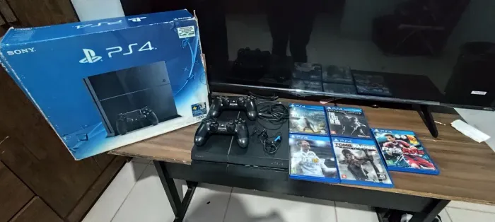 Playstation 4 500gb com 2 controles