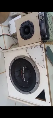 Subwofer bobina dupla 12plgds 1200 RMS tuwiter 205 RMS toca cd Pioneer tudo funcionando...