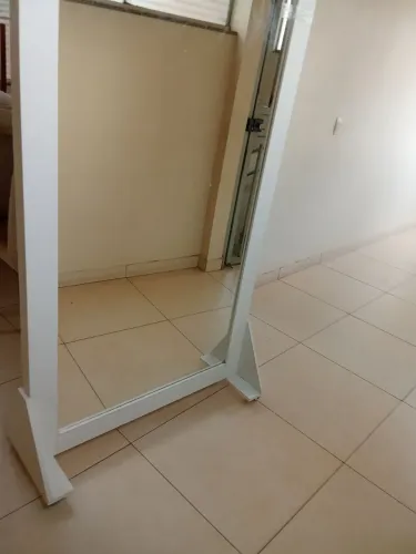 Vende-se espelho bem conservado.