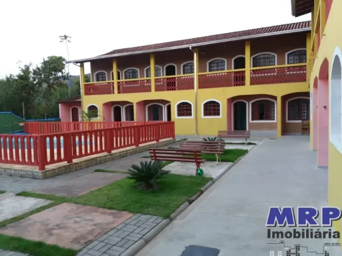 Pousada à venda em Ubatuba. Praia da Maranduba. Com 16 apartamentos.