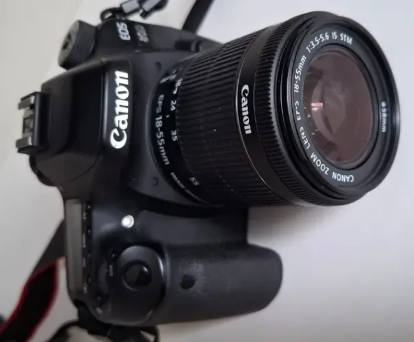 Câmera Canon EOS 80D com lente Canon 18-55mm - Excelente