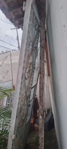 Vendo portão para garagem no estilo de porta quatro bandas 