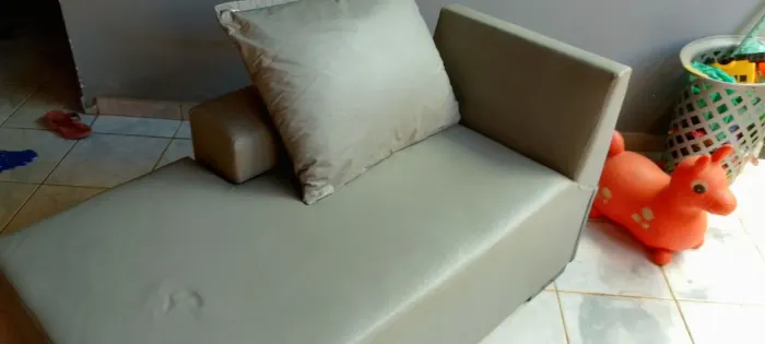 Vendo poltrona sofá de canto com almofada cor cinza bem conservada e confortável