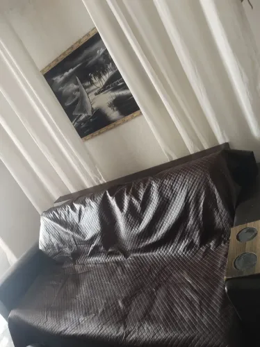 Sofá de couro marrom por 250 reais