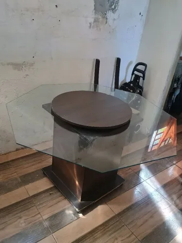 Mesa de jantar sem cadeiras