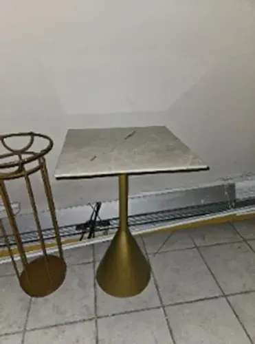 Mesa quadrada tampo de pedra