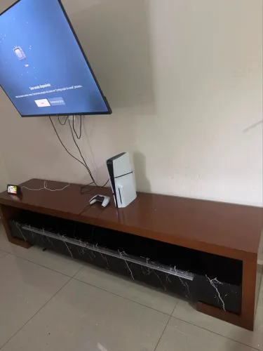Rack Baixo Para Sala / TV Grande (Madeira e Detalhe Marmorizado) - Motivo Mudança