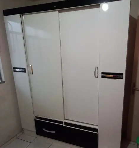 Vende-se um Guarda-roupa