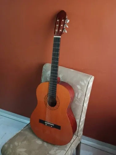 Violão de nylon usado