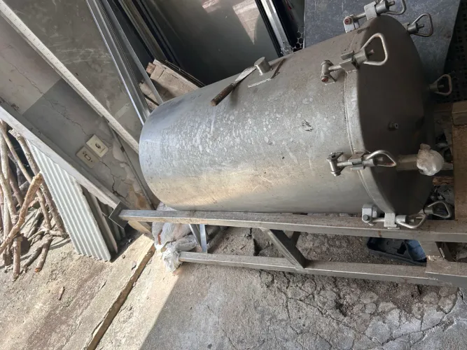 Trata-se de um tanque de armazenamento industrial de aço inoxidável