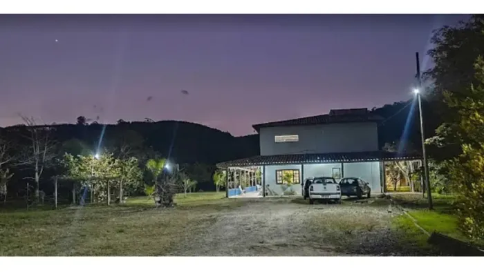 Venda chácara com área de 12100 m² com sobrado em Taubaté.