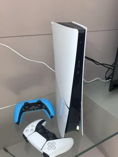 PS5 Slim 825g mídia digital com 2 controles