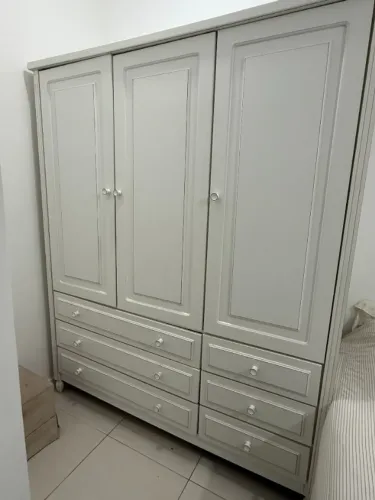 Vendo guarda-roupa de solteiro em madeira maciça