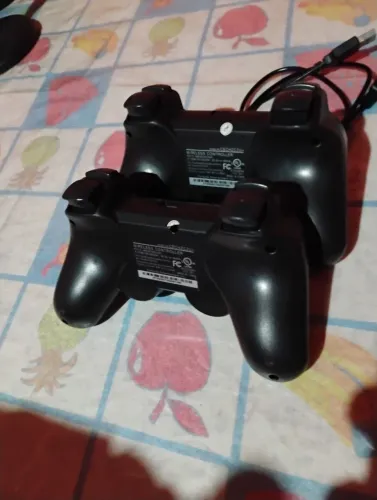 Vende se dois controles de PS3 , semi novos sem marca de uso em perfeito estado ..