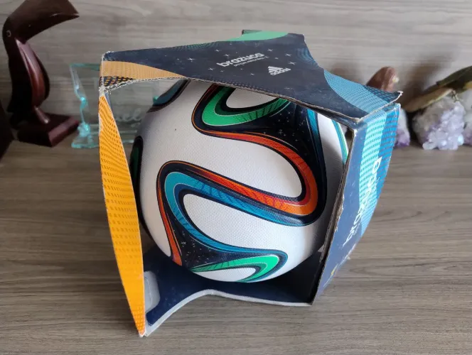 Bola Adidas Brazuca OMB Copa 2014 oficial G73617 na caixa
