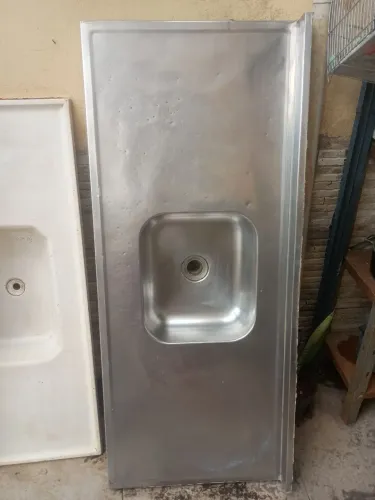 Pia de inox concretada 140x60 Cm<br>Medidas- 140x60 cm<br>Retirada bairro xangrila.