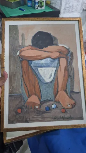Quadro com assinatura e papel atrás