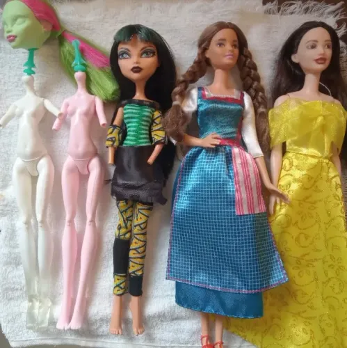 Lote de bonecas Barbie e Monster high