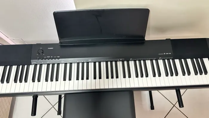Vendo piano elétrico praticamente sem uso