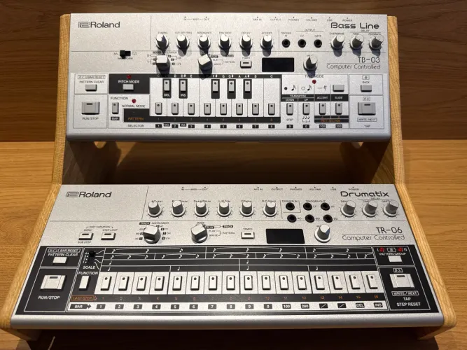 ROLAND Bass Line TB-03 + ROLAND Drumatix TR-06 + Suporte em madeira