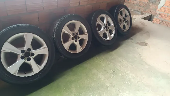 Vendo rodas de liga leve original do Corolla, com pneus.