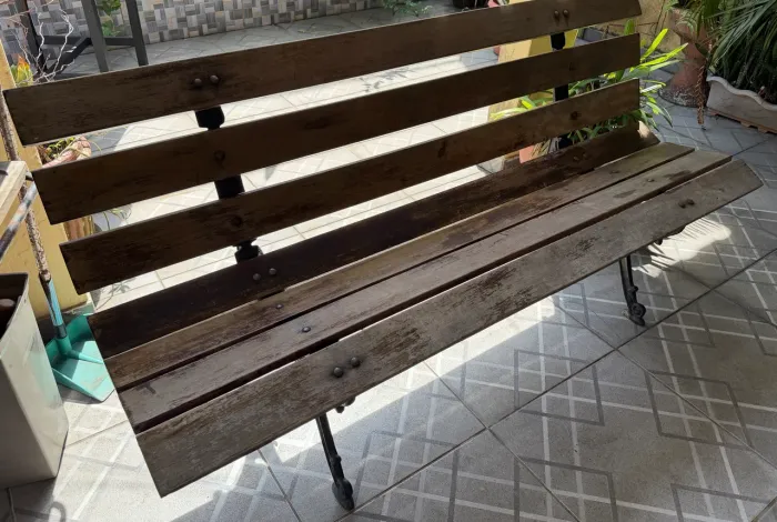 Banco de madeira e ferro