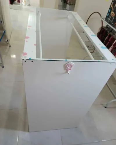 Arara de chão MDF com tampa de vidro 