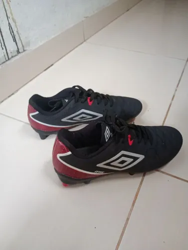Chuteira umbro original, aceito propostas, não entrego!